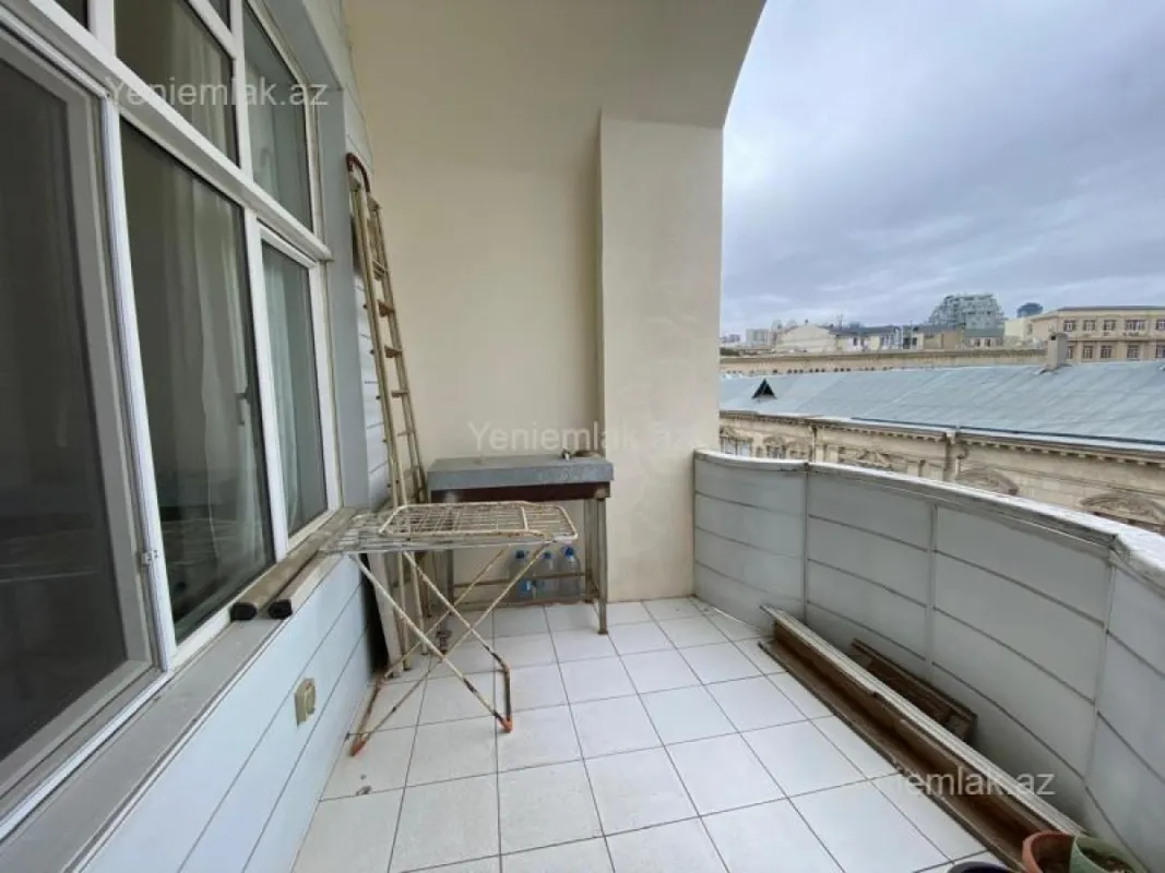 Satılır 4 otaqlı köhnə tikili 165 m²