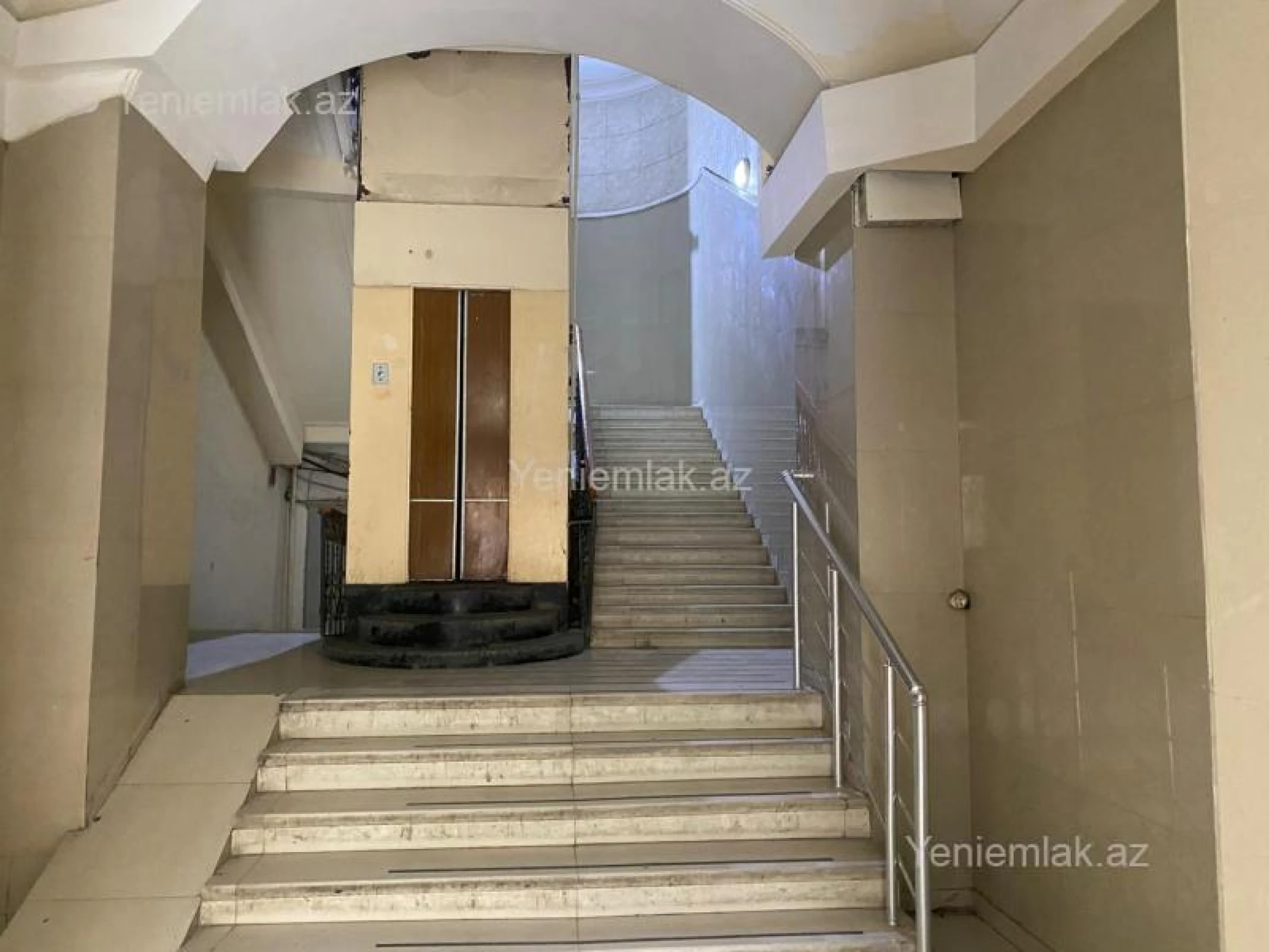 Satılır 4 otaqlı köhnə tikili 165 m²