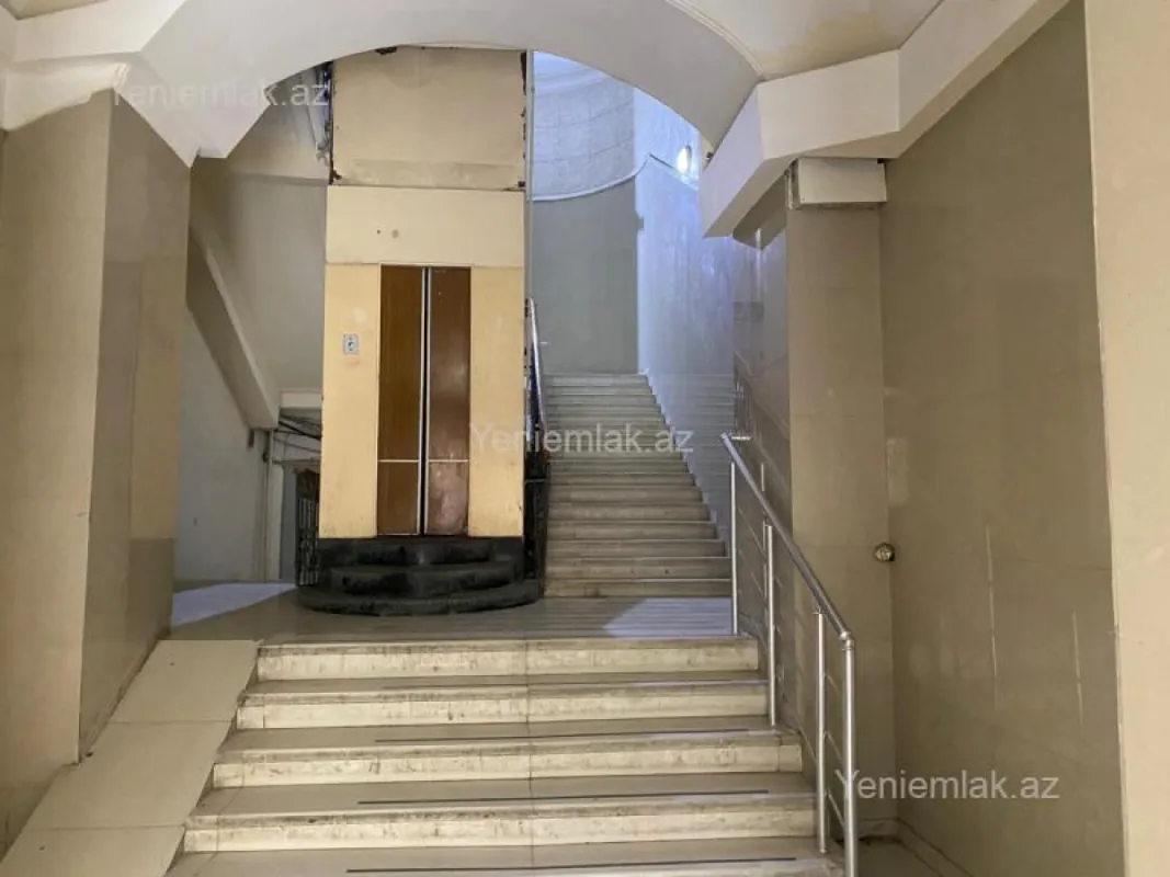 Satılır 4 otaqlı köhnə tikili 165 m²
