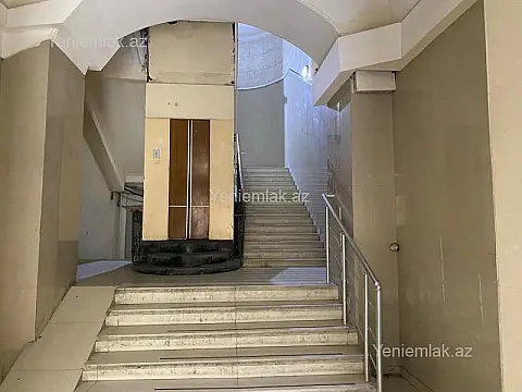 Satılır 4 otaqlı köhnə tikili 165 m²