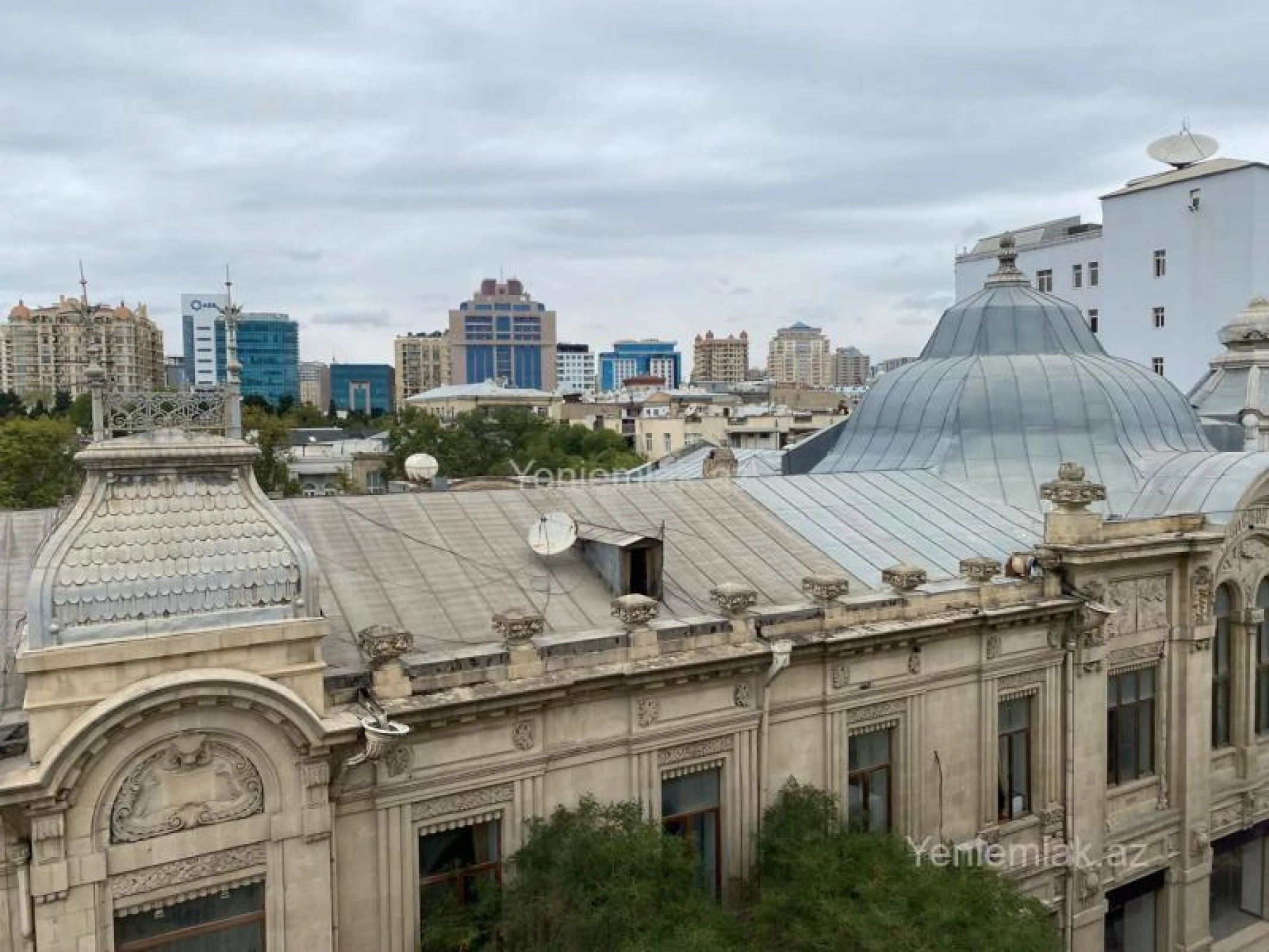 Satılır 4 otaqlı köhnə tikili 165 m²