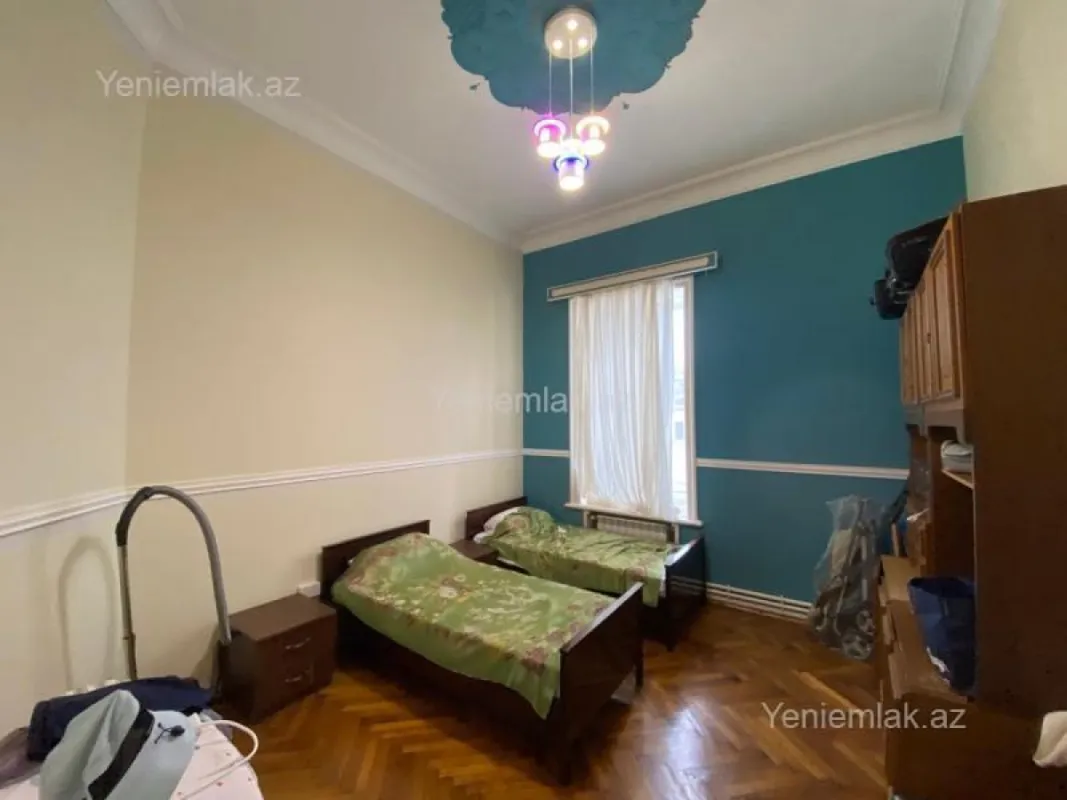 Satılır 4 otaqlı köhnə tikili 165 m²