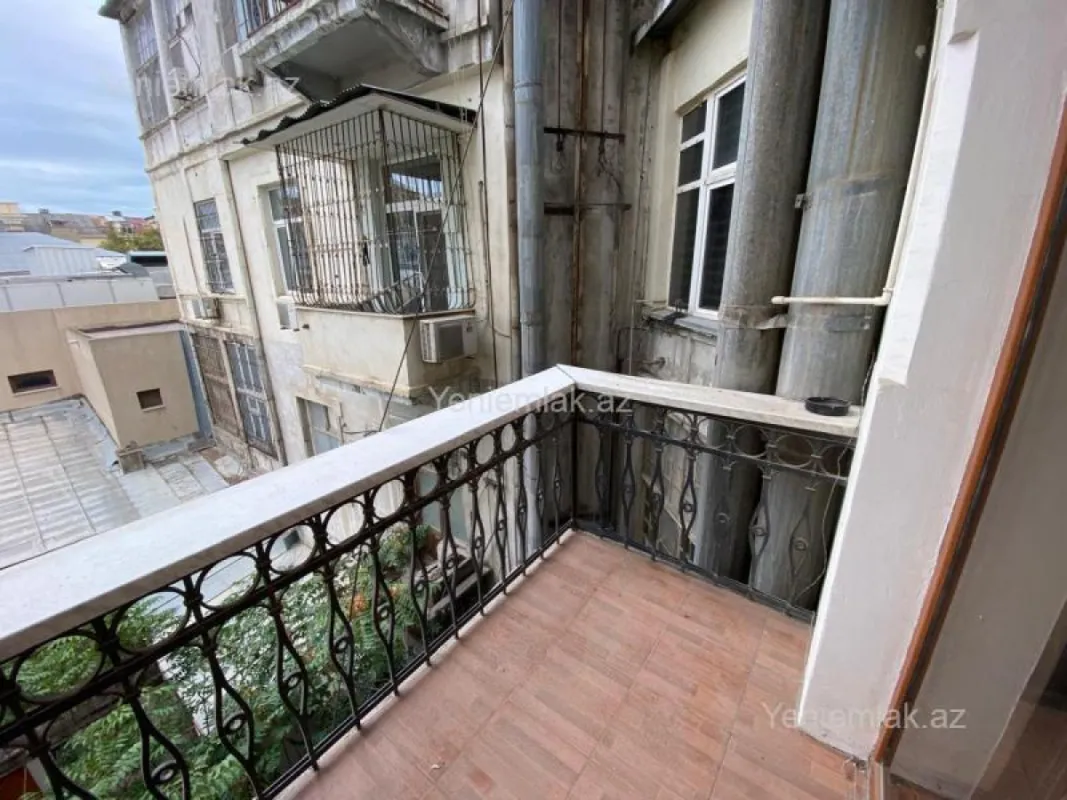 Satılır 4 otaqlı köhnə tikili 165 m²