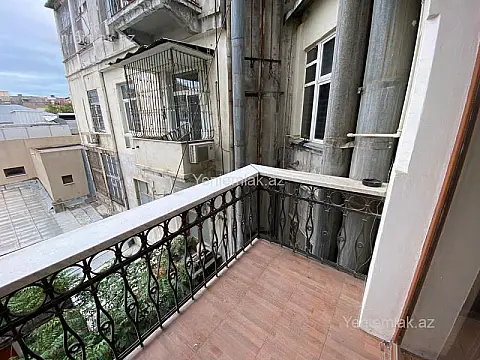 Satılır 4 otaqlı köhnə tikili 165 m²