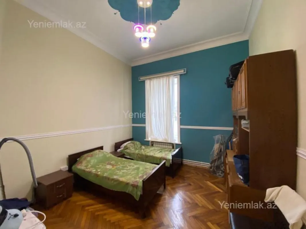 Satılır 4 otaqlı köhnə tikili 165 m²