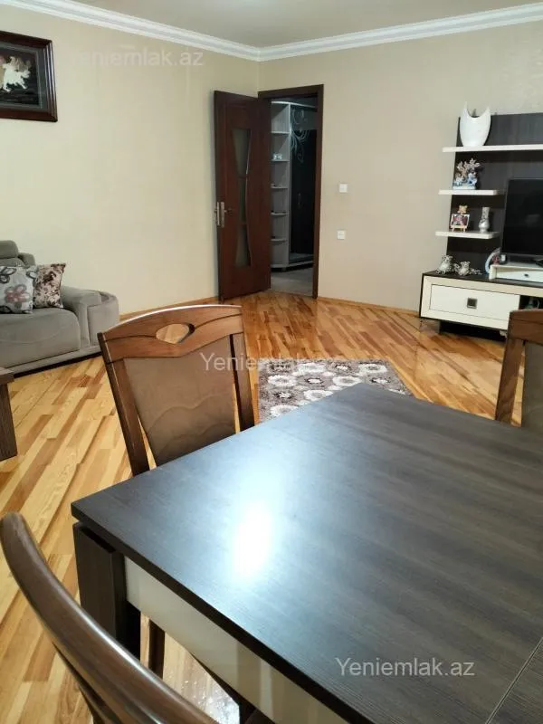 Satılır 5 otaqlı köhnə tikili 120 m²
