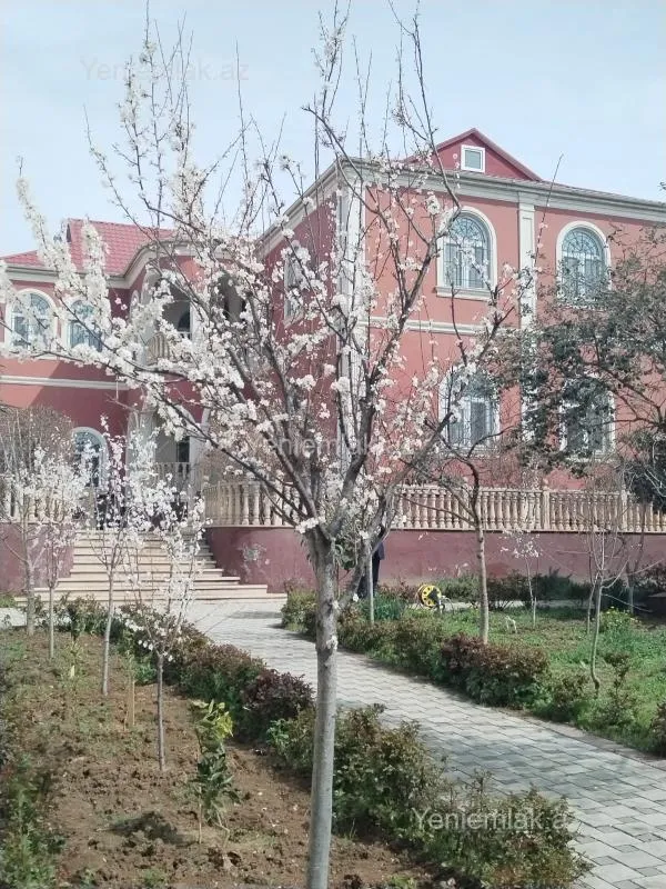 Satılır 10 otaqlı həyət evi 650 m²