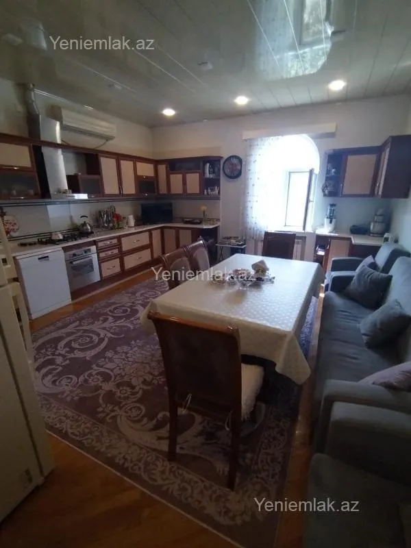 Satılır 10 otaqlı həyət evi 650 m²