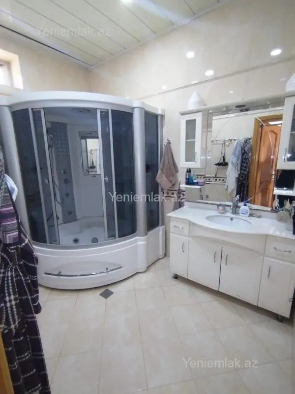 Satılır 10 otaqlı həyət evi 650 m²