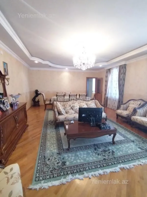 Satılır 9 otaqlı həyət evi 640 m²