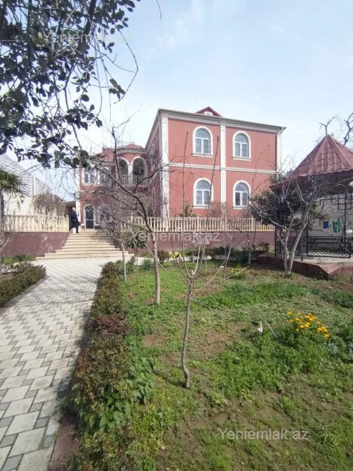 Satılır 9 otaqlı həyət evi 640 m²