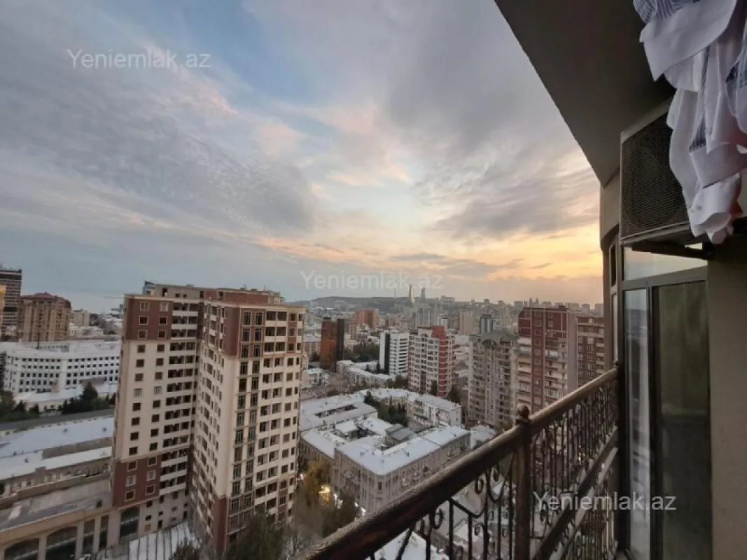 Satılır 3 otaqlı yeni tikili 135 m²