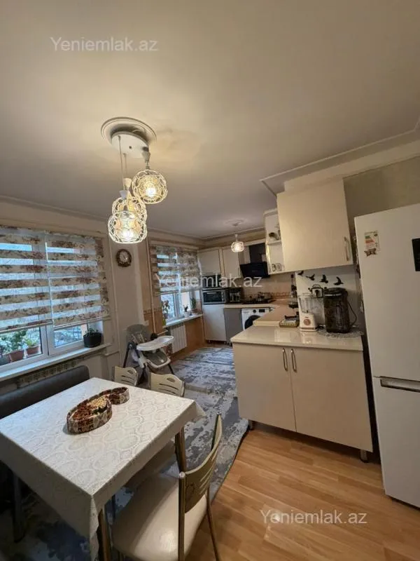 Satılır 4 otaqlı köhnə tikili 90 m²