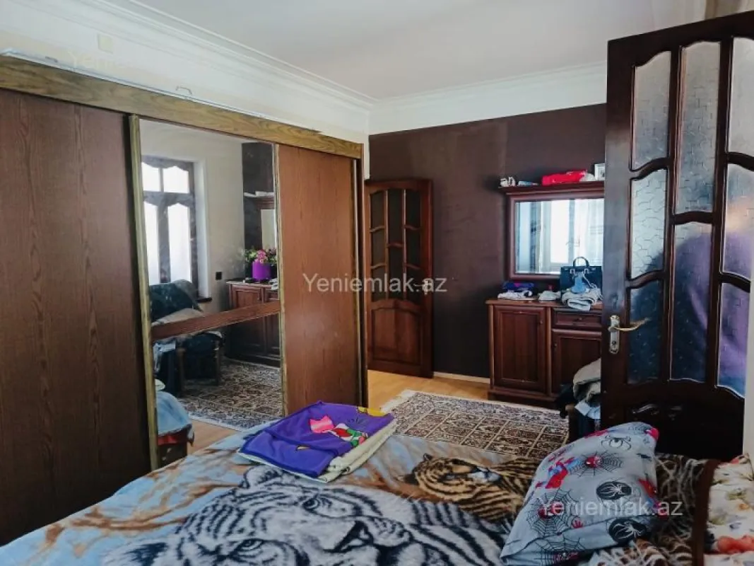 Satılır 4 otaqlı köhnə tikili 100 m²