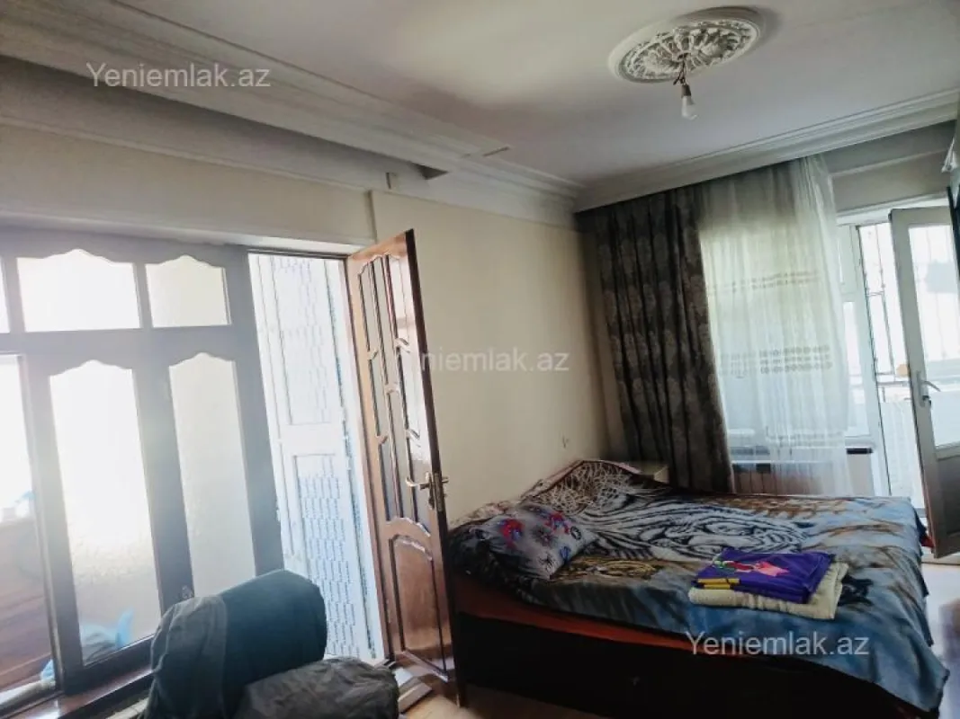 Satılır 4 otaqlı köhnə tikili 100 m²