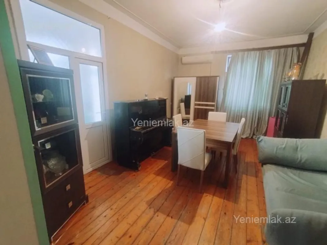 Satılır 2 otaqlı köhnə tikili 65 m²