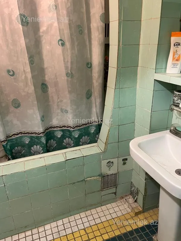 Satılır 3 otaqlı köhnə tikili 115 m²