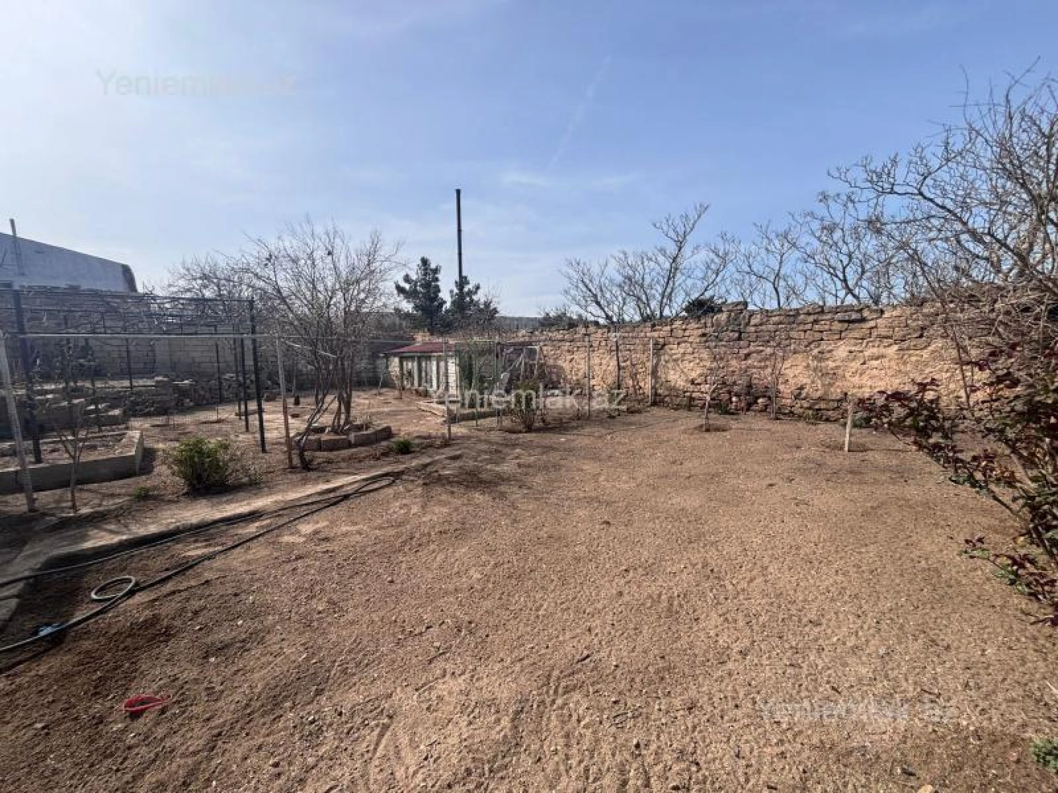 Satılır 9 otaqlı həyət evi 200 m²