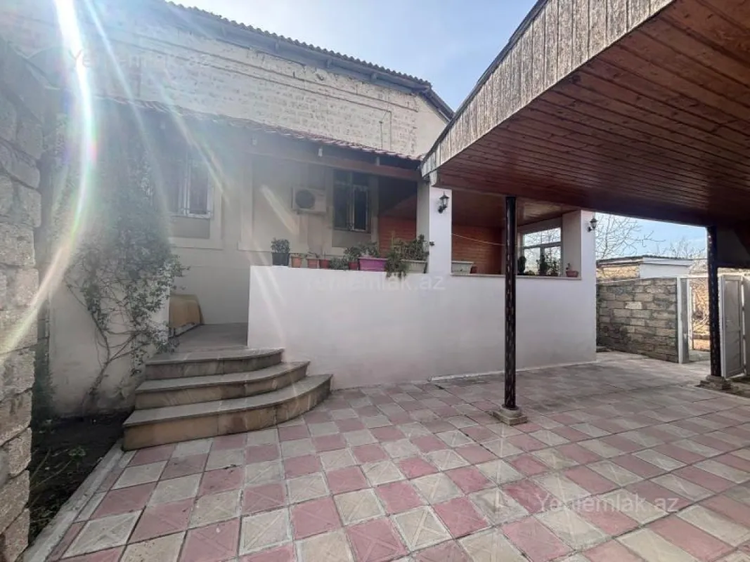 Satılır 9 otaqlı həyət evi 200 m²