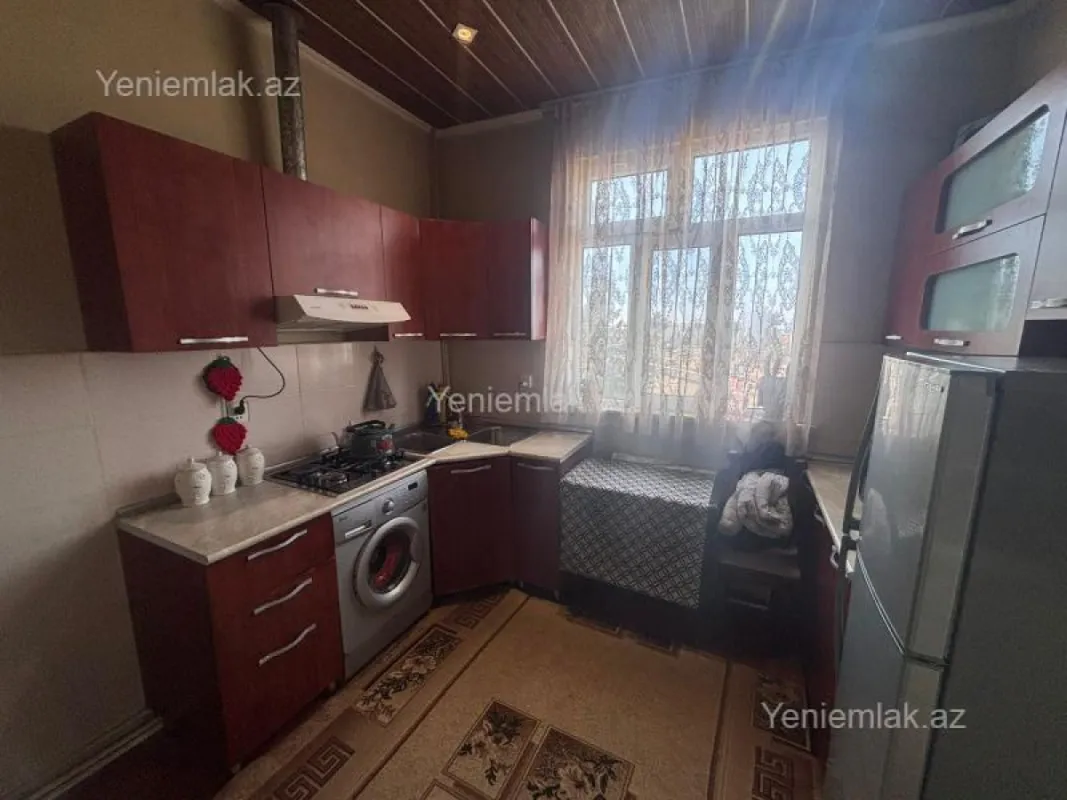 Satılır 9 otaqlı həyət evi 200 m²
