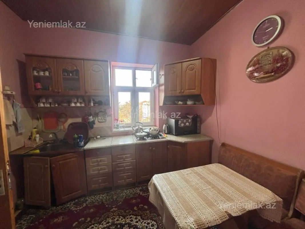 Satılır 9 otaqlı həyət evi 200 m²