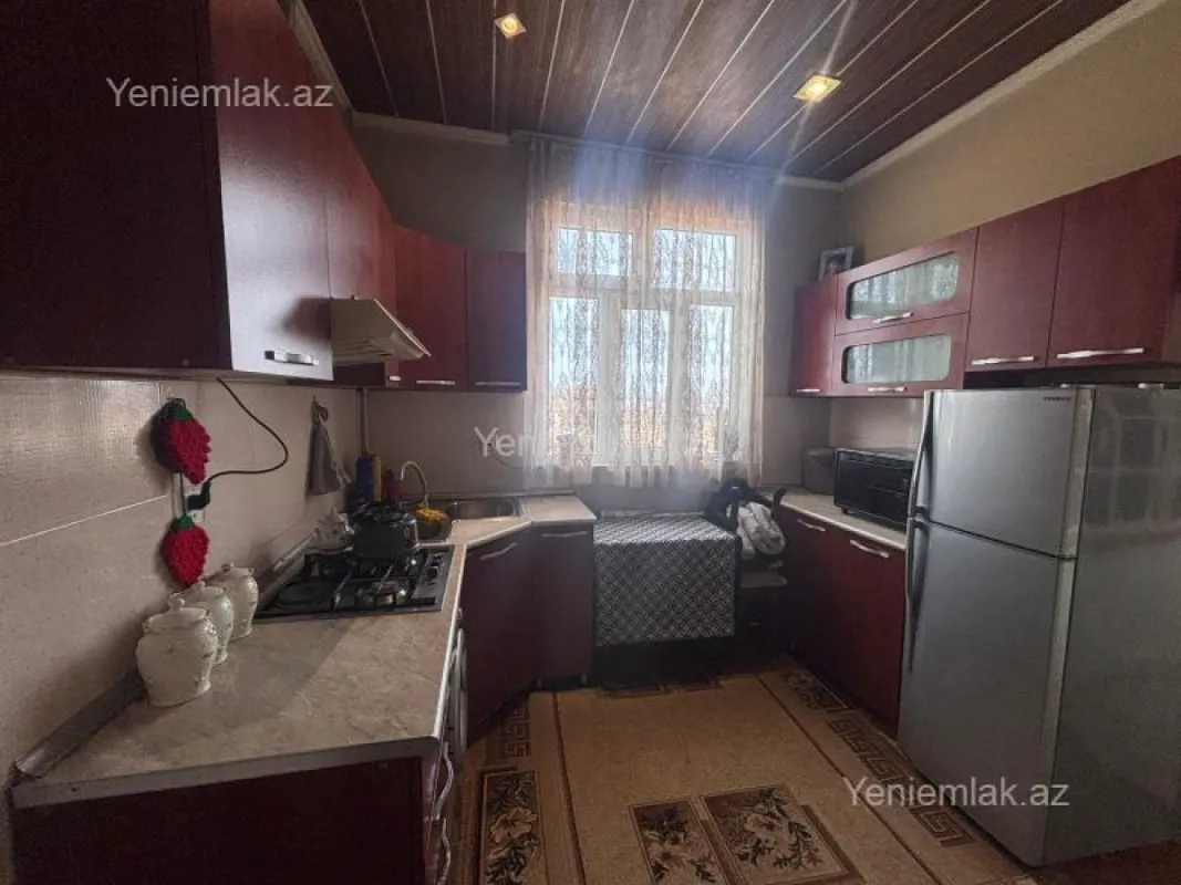 Satılır 9 otaqlı həyət evi 200 m²