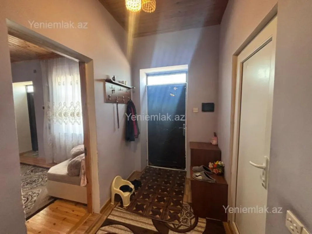 Satılır 9 otaqlı həyət evi 200 m²