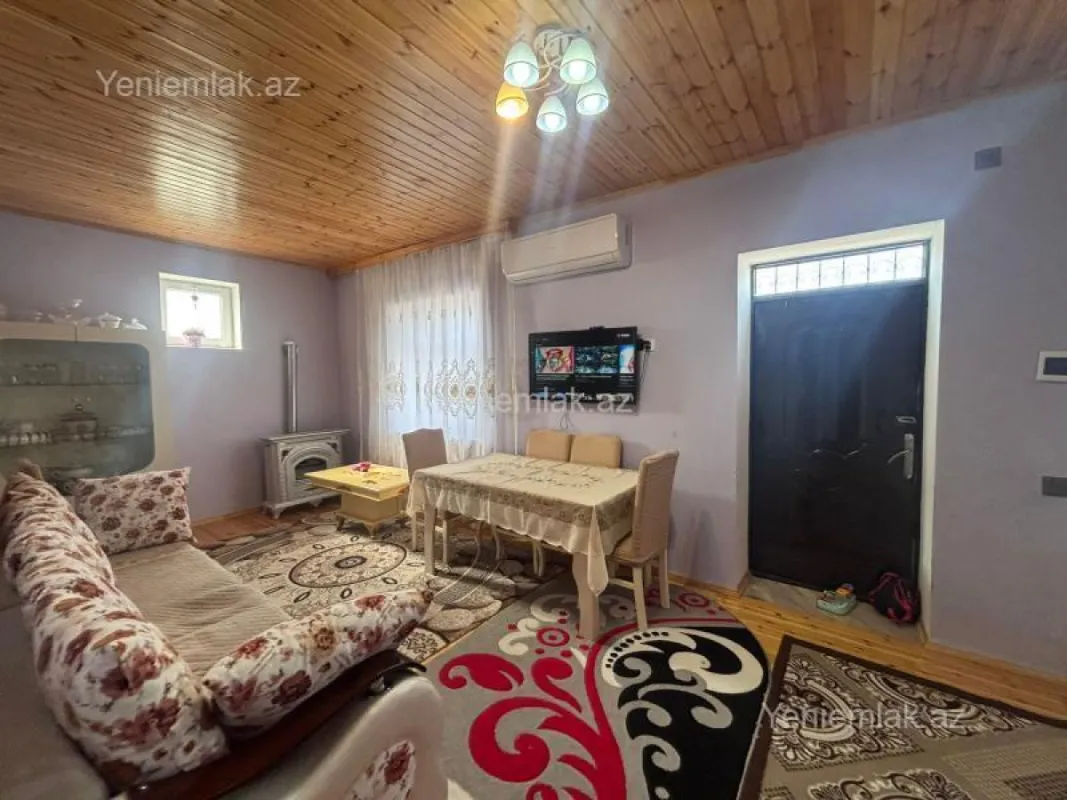 Satılır 9 otaqlı həyət evi 200 m²