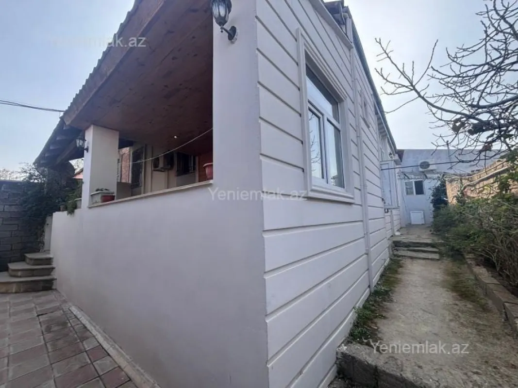 Satılır 9 otaqlı həyət evi 200 m²