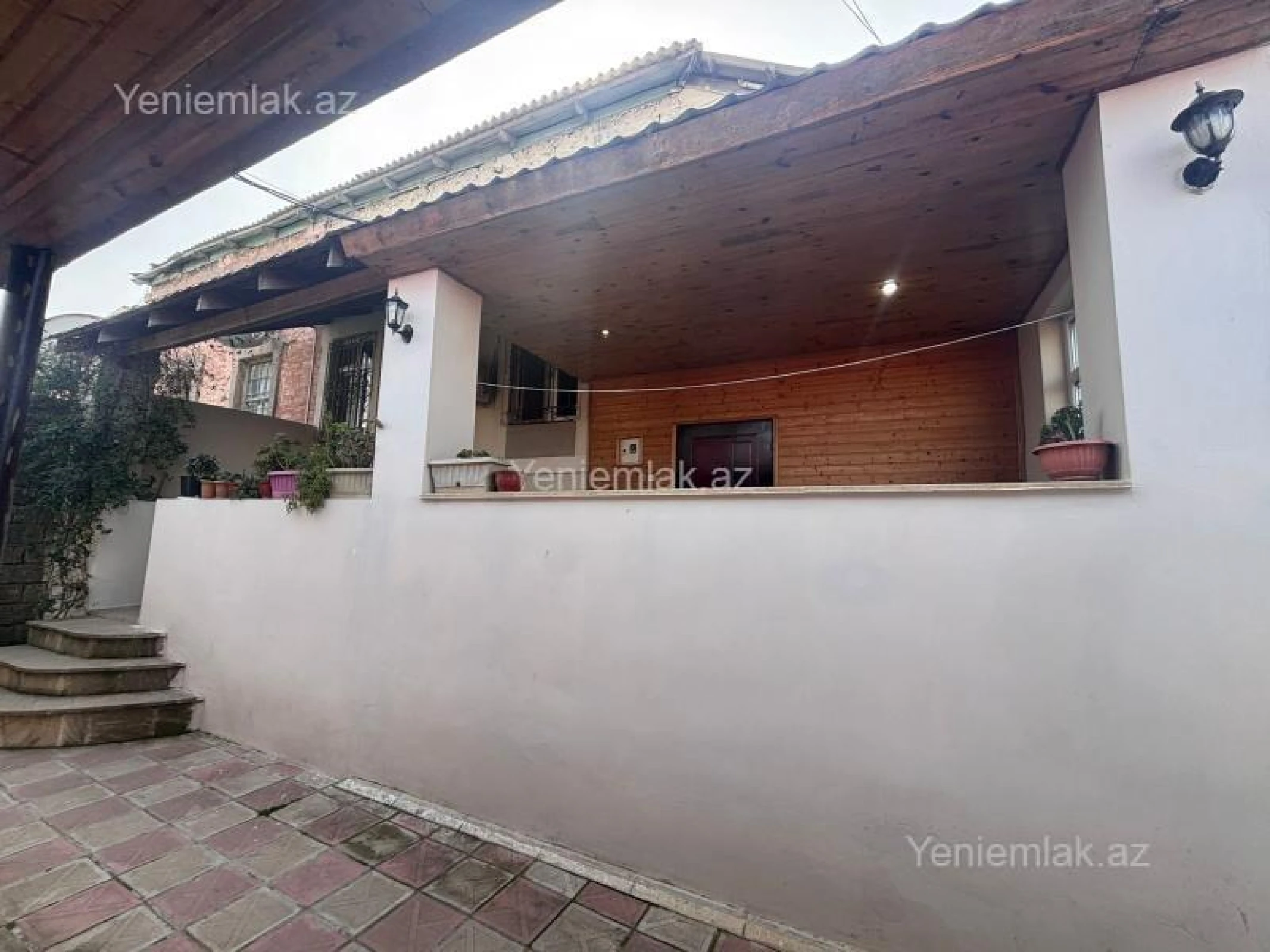 Satılır 9 otaqlı həyət evi 200 m²