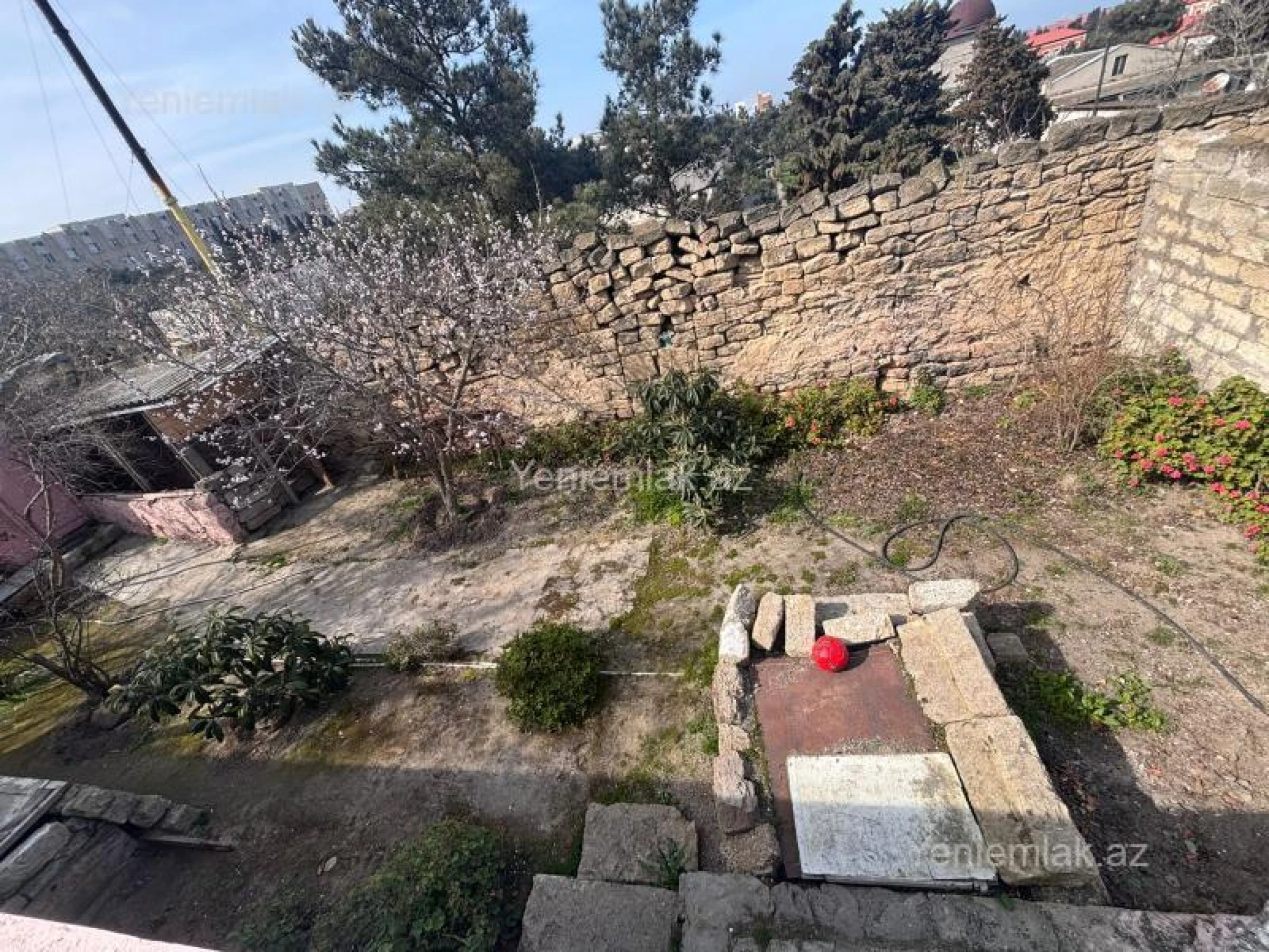 Satılır 9 otaqlı həyət evi 200 m²