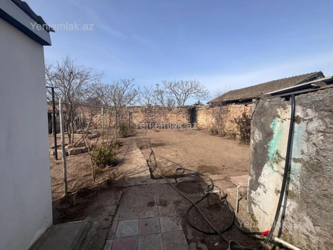 Satılır 9 otaqlı həyət evi 200 m²