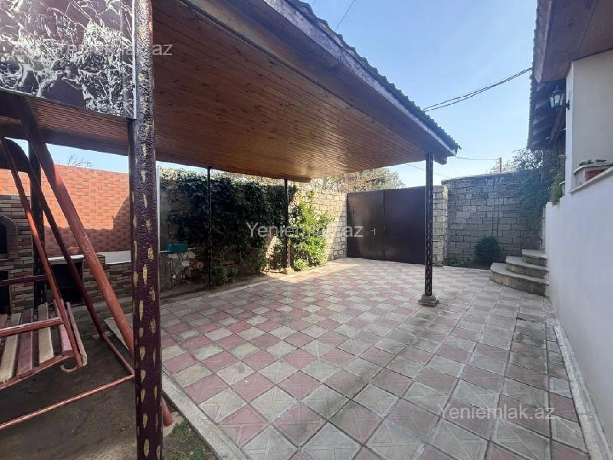 Satılır 9 otaqlı həyət evi 200 m²