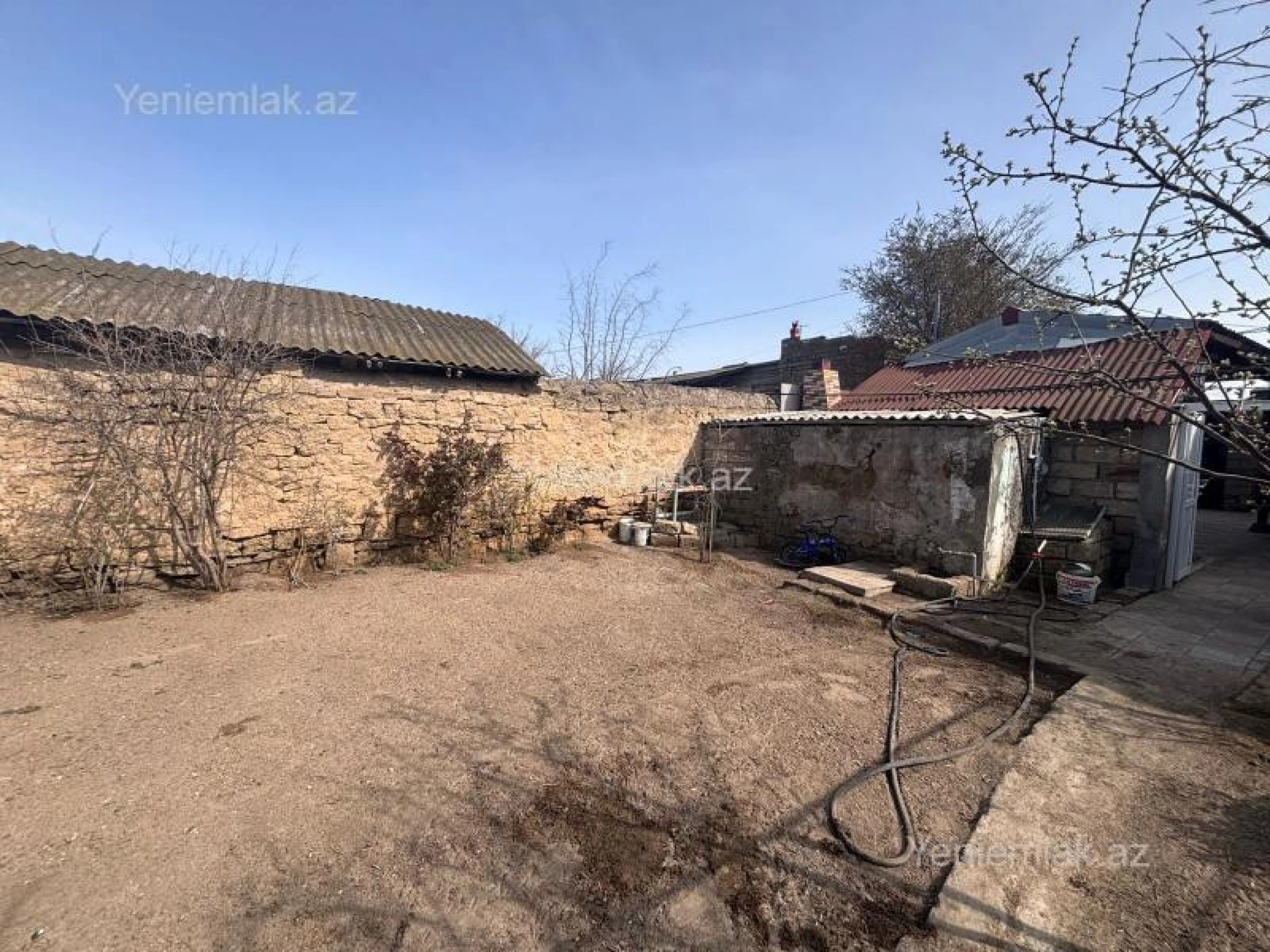 Satılır 9 otaqlı həyət evi 200 m²