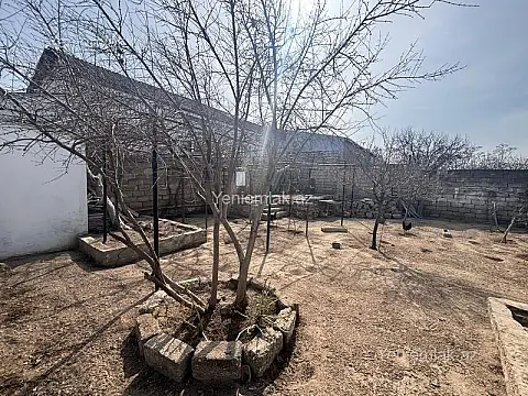 Satılır 9 otaqlı həyət evi 200 m²