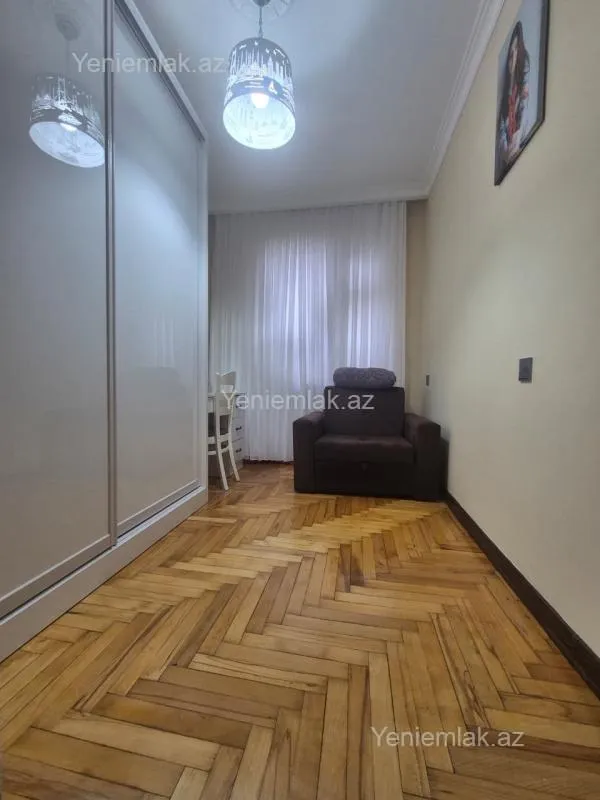 Satılır 3 otaqlı köhnə tikili 90 m²