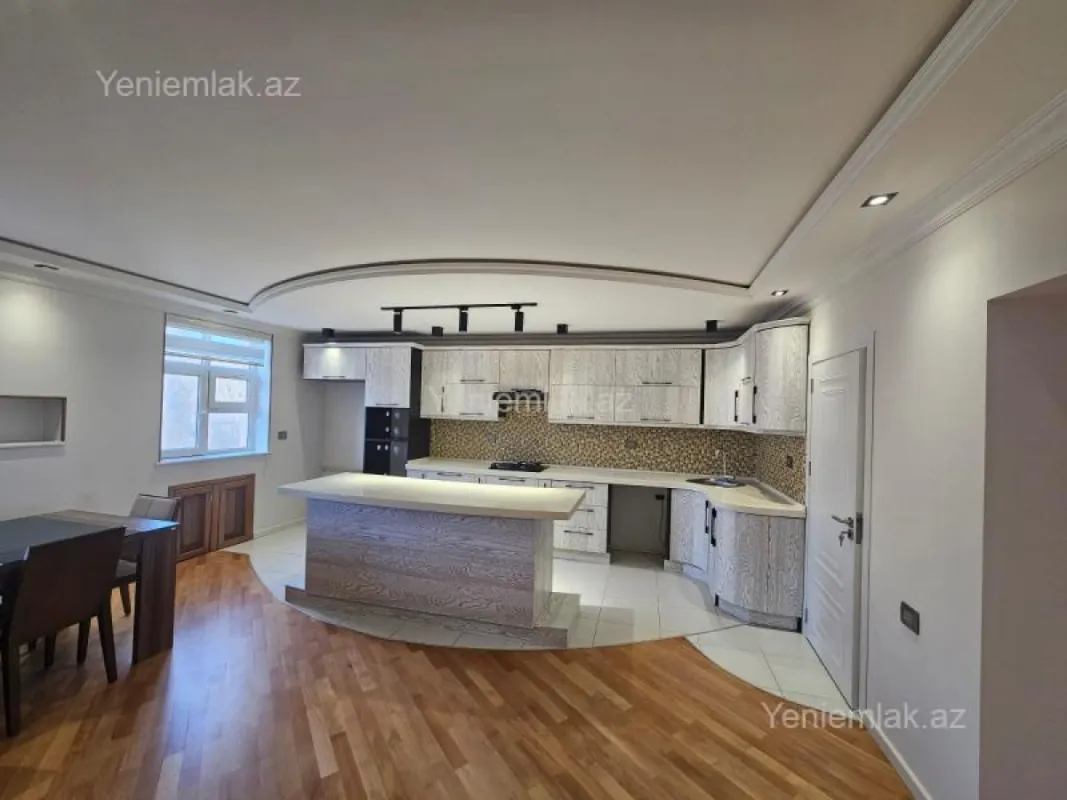 Satılır 3 otaqlı köhnə tikili 100 m²