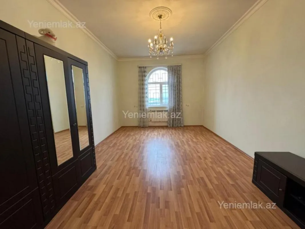 Satılır 8 otaqlı həyət evi 600 m²