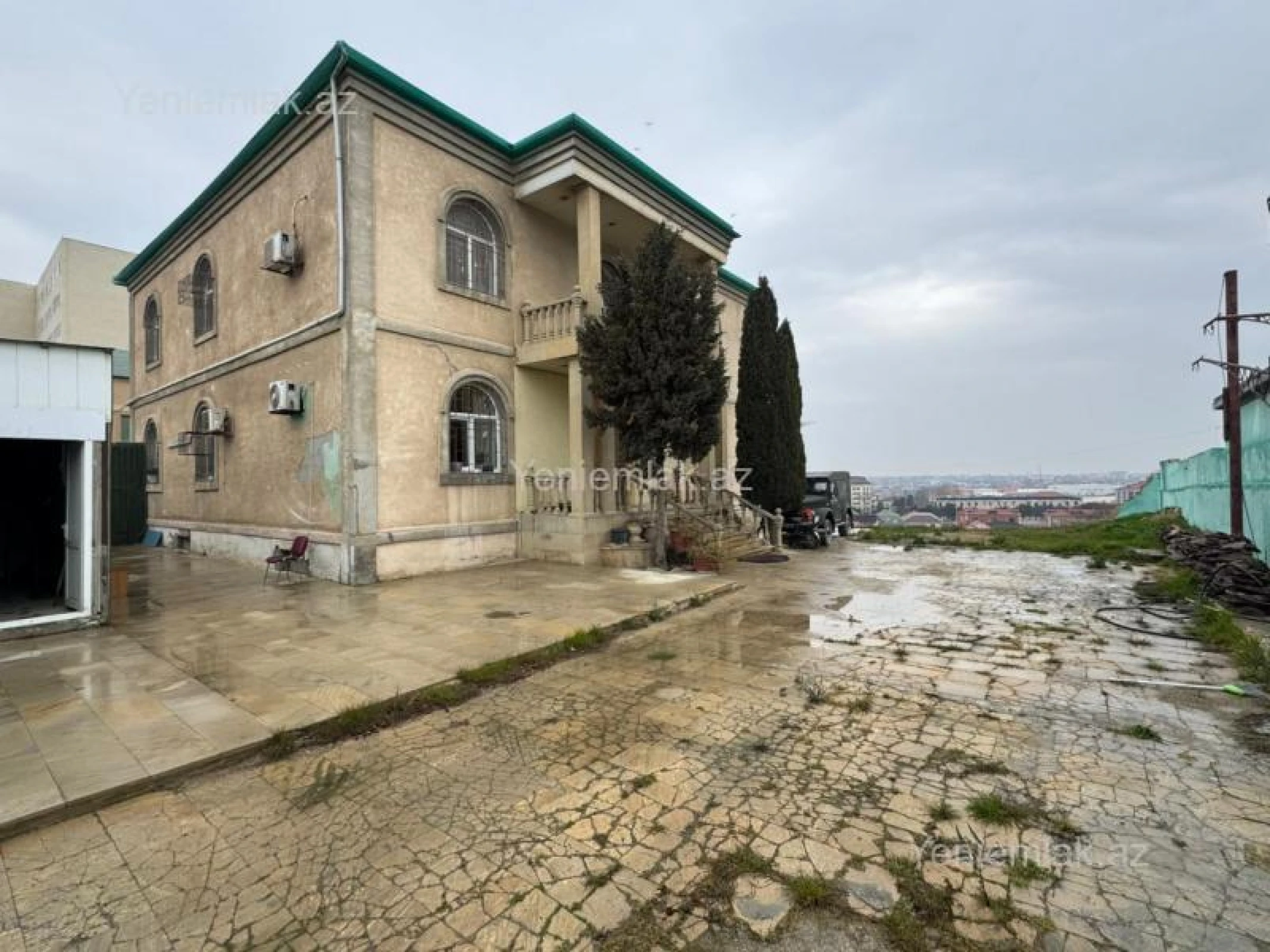 Satılır 8 otaqlı həyət evi 600 m²