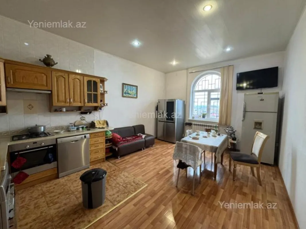 Satılır 8 otaqlı həyət evi 600 m²