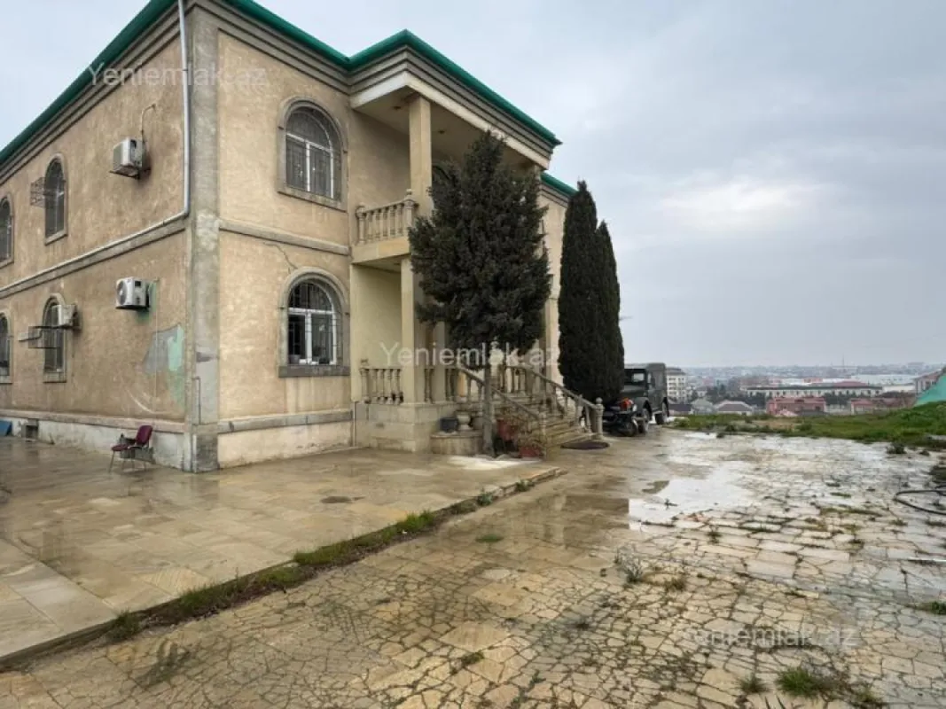 Satılır 8 otaqlı həyət evi 600 m²