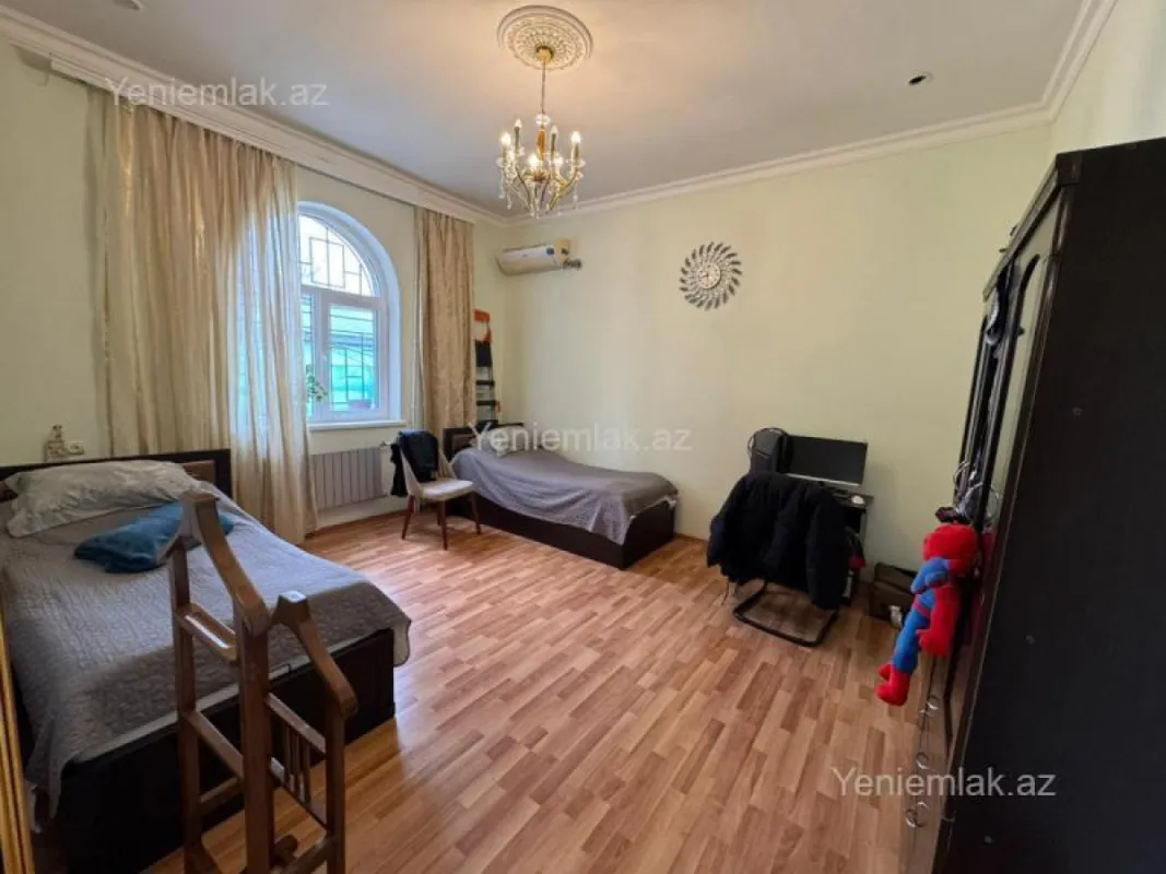 Satılır 8 otaqlı həyət evi 600 m²