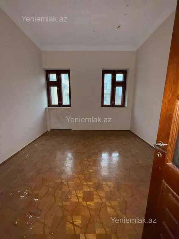 Satılır 3 otaqlı köhnə tikili 100 m²