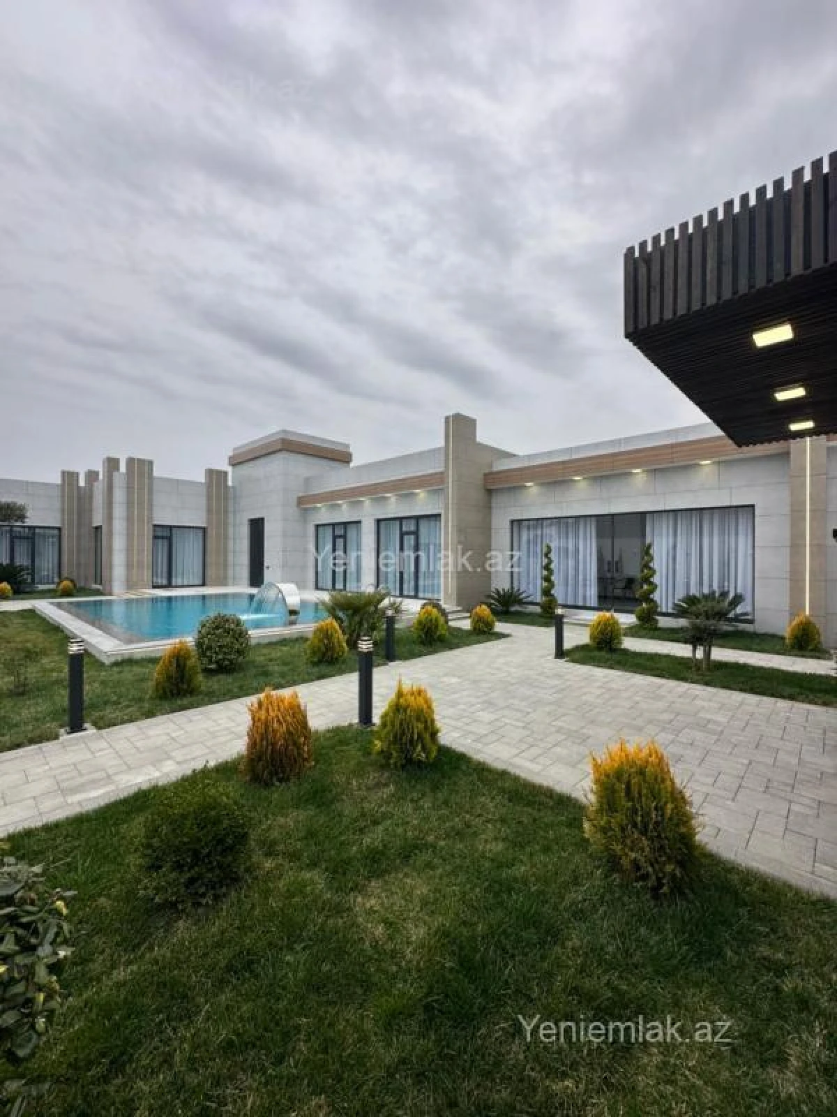 Satılır 5 otaqlı həyət evi 250 m²