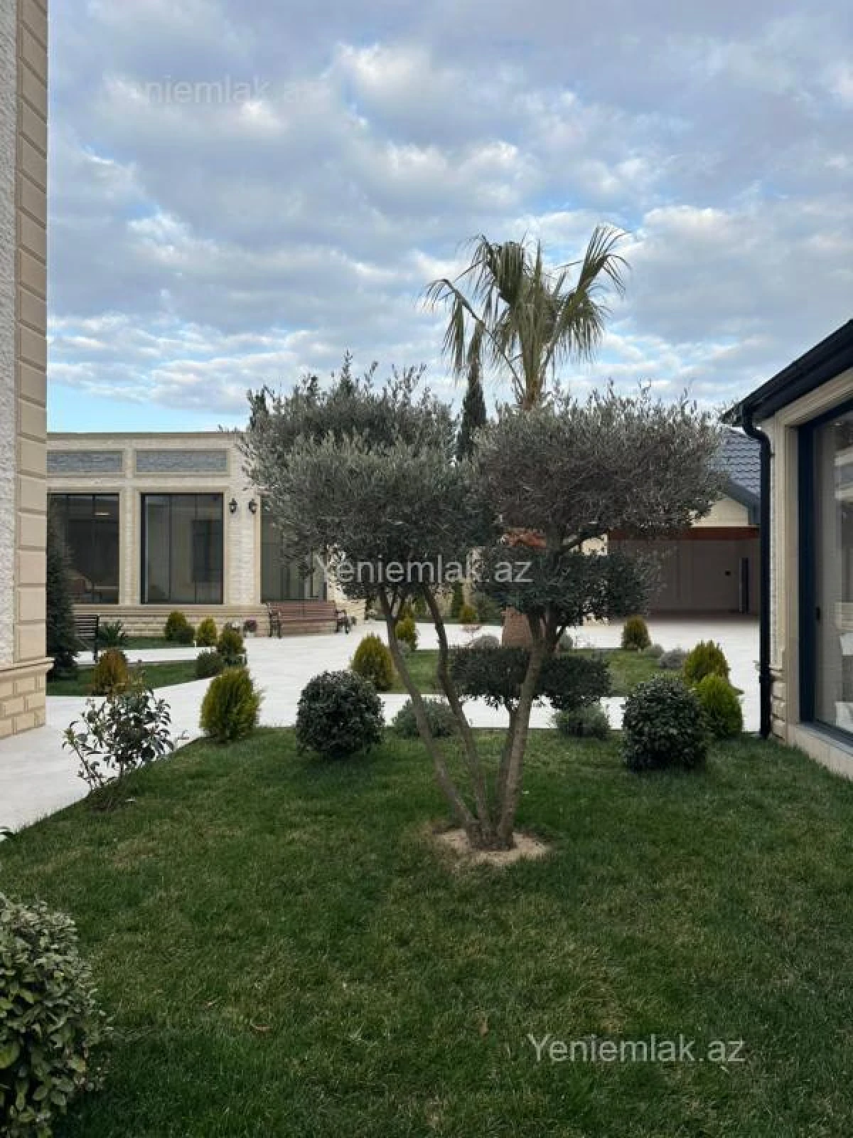 Satılır 7 otaqlı həyət evi 600 m²