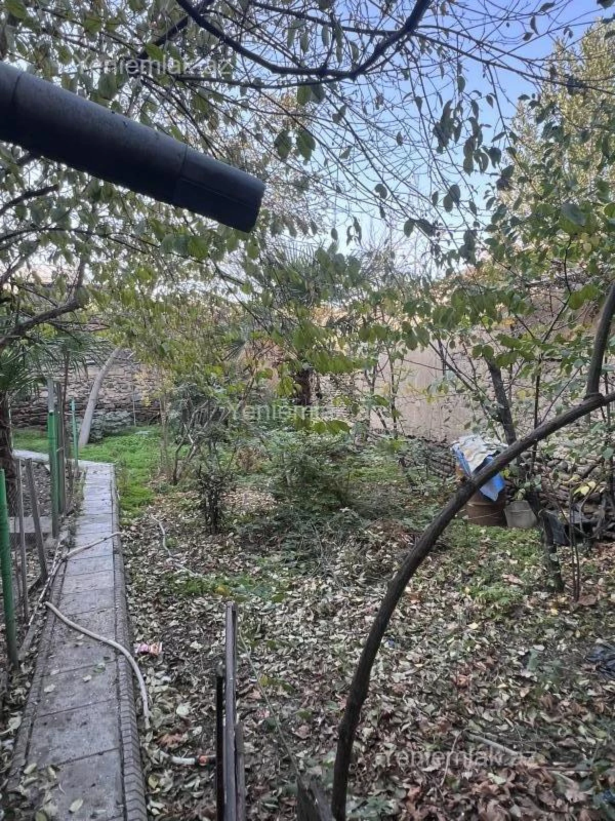 Satılır 12 otaqlı həyət evi 400 m²