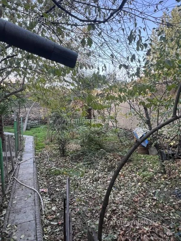 Satılır 12 otaqlı həyət evi 400 m²