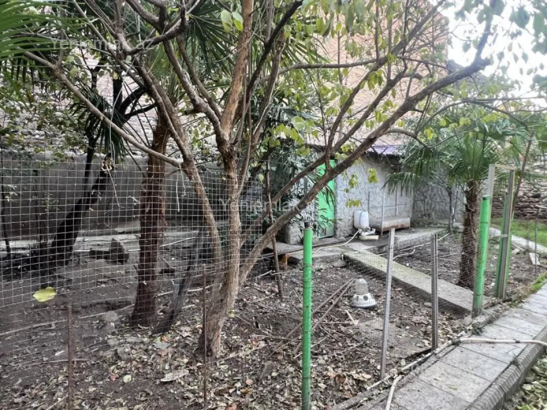 Satılır 12 otaqlı həyət evi 400 m²