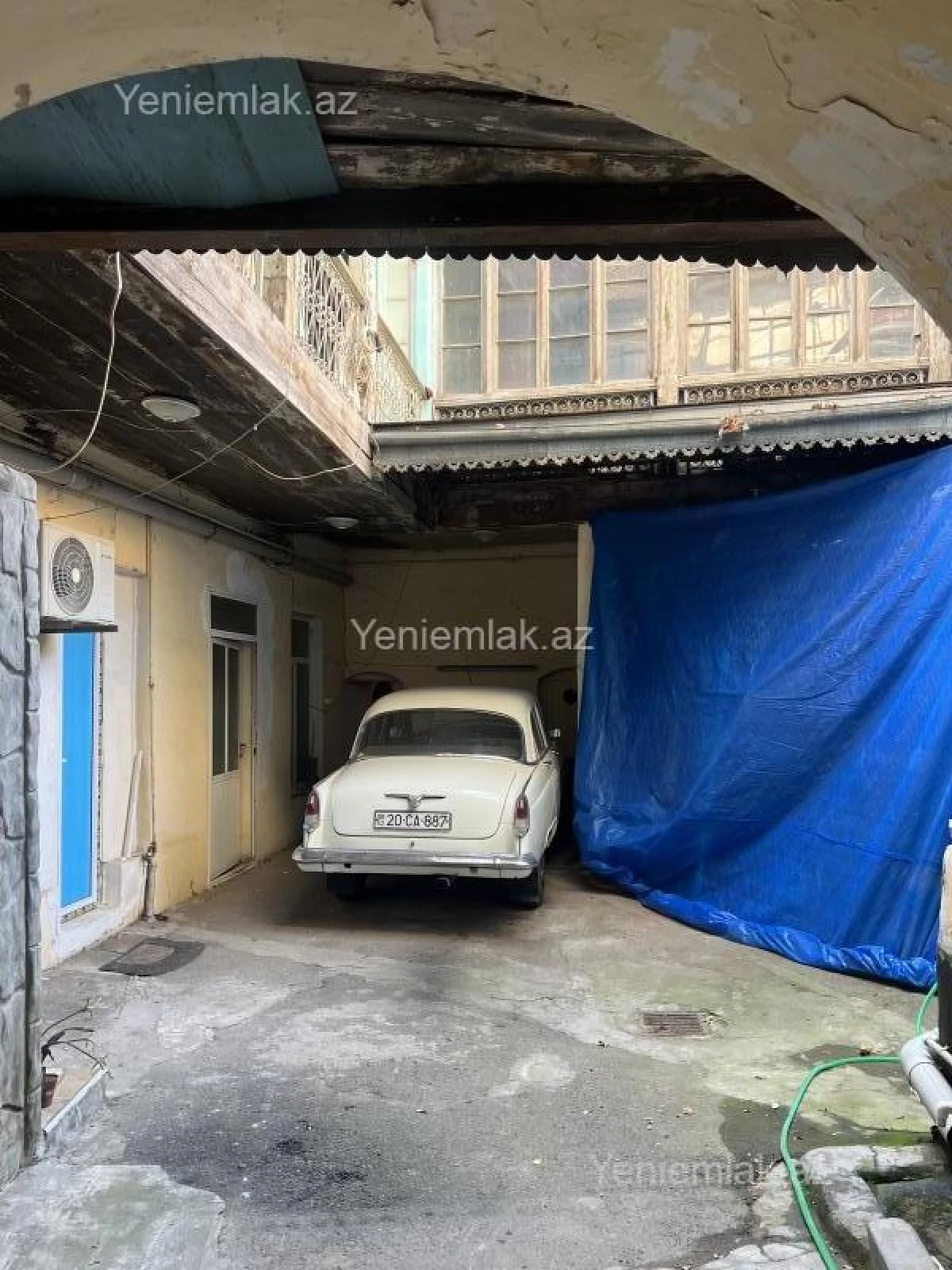 Satılır 12 otaqlı həyət evi 400 m²
