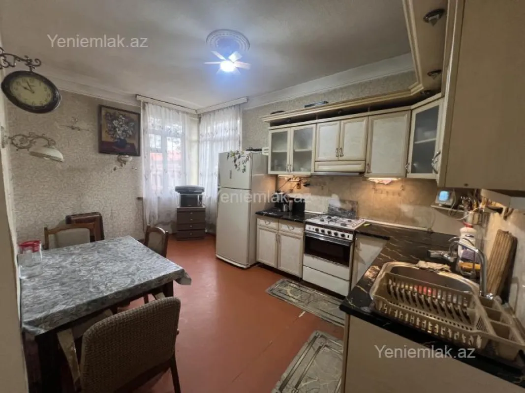 Satılır 12 otaqlı həyət evi 400 m²